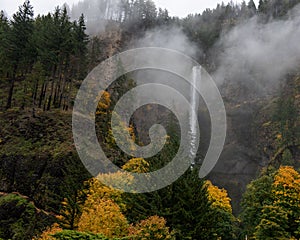 Long exposure a Multnomah waterfalls, Oregon, U.S.A