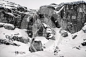 Dlhá expozícia záber vodopádu v horách v zime. Čiernobiela fotografia