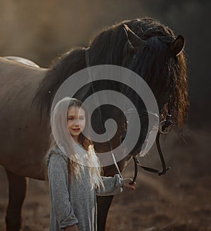 Largo tiempo cabello pequeno en estilo marrón un caballo 