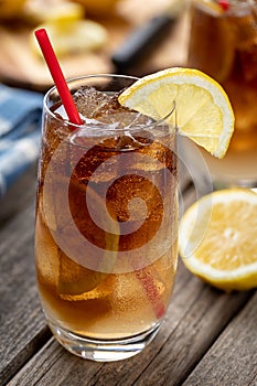 Long island iced tea cocktail with lemon slices