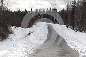 A lungo calcestruzzo marciapiede la neve 