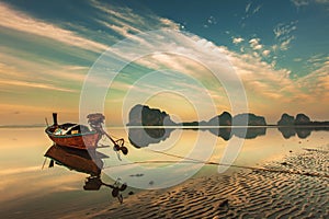 Largo tiempo la cola un barco a través de vistoso el cielo sobre el Playa 