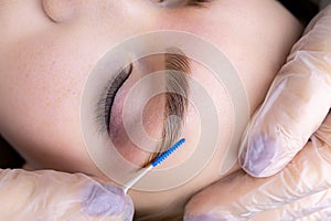 Long-term styling of eyebrow hairs using micro combs, which the master directs the hairs