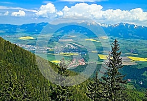 Dlouhá tradice - výstup na vrchol Poludnica v Závazné Porubě. Pohled do údolí ukazuje samotnou vesnici a blízké