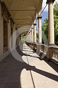 Long varanda with pillars and windows photo