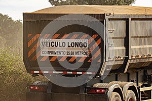 long vehicle warning 25.6 meters length in Brazilian Portuguese photo