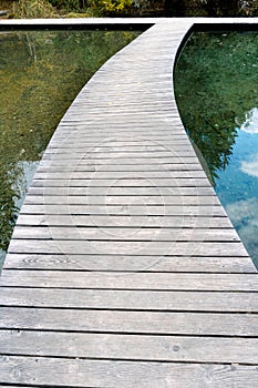 Lungo un avvolgimento di legno di legno Attraverso annulla blu Acqua 