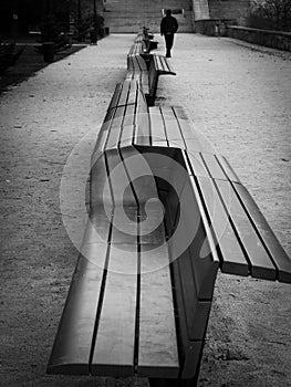Dlhá drevená lavička v parku