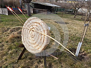 longbow and arrows straw target selfbow yew agincourt type english