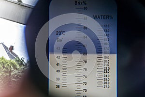 Look inside refractometer field device measurement index sugar amount water honey 18 percent german standard refraction