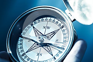 Looking for the correct way, choosing direction.