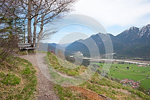 Aussichtsturm der ort bänke auf der ein Fluss das Tal Bayern 