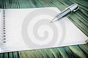 Loose-leaf notebook with a pen on the table