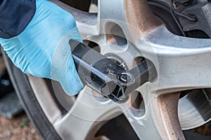 Loosen the wheel nuts with a wheel nut wrench when changing tires