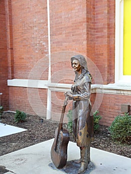 Loretta Lynn statue outside of Ryman Auditorium