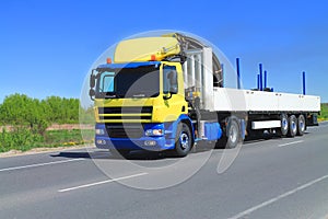 Lorry truck with flatbed semitrailer