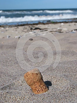 Stratený korok v pláž 