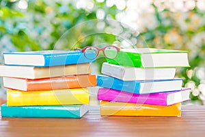 Los z farbistý knihy a čítanie okuliare 