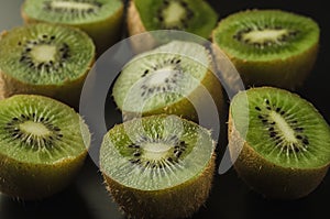 a lot of cut fresh kiwis on a wooden background/a lot of cut fresh kiwis on a wooden background. Top view