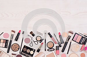 Productos cosméticos productos cosméticos semejante cómo sombra lápiz labial máscara a productos cosméticos accesorios en blanco de madera copiar 