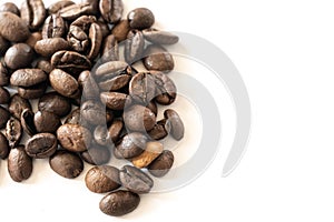 Granos de cafe sobre un fondo blanco