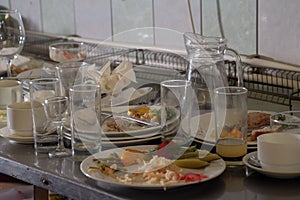 Lots of dirty dishes, after co-op or banquets. The concept of dirty cuisine in the restaurant.