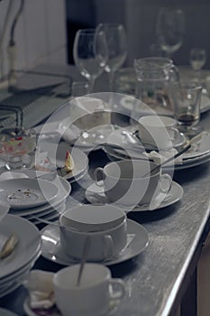 Lots of dirty dishes, after co-op or banquets. The concept of dirty cuisine in the restaurant.