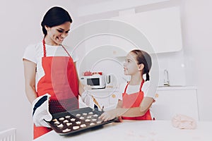 Love Mom and Love Daughter Cook Big Sweet Cake.