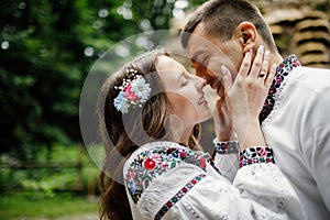 Krásná nevěsta a ženich v ukrajinském stylu stojí w