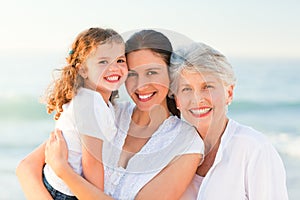 Encantador familia sobre el Playa 