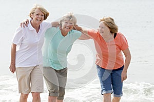 Affascinante gruppo da tre maturo graffio donne sul loro 60divertirsi contento comune Contento sul Spiaggia 