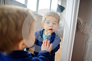 Půvabný dítě vzhled v zrcadlo 