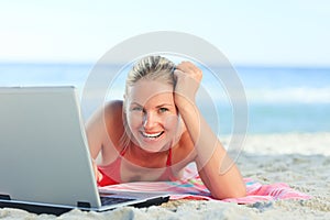 Encantador una mujer en negocios sobre su computadora portátil sobre el Playa 