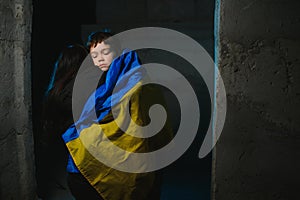 Carinoso madre posesión su en refugio. la guerra en ucrania.27agresión 