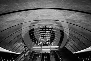 Nízky uhol z londýn metro v v stupňoch šedi 