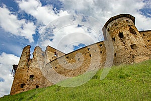 Nízký úhel majestátního hradu Zborov posazeného na zvlněném kopci na východním Slovensku