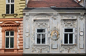 Nízky uhol pohľadu na krásne farebné maľby na stene budovy