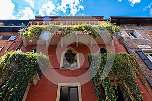 Basso angolo da l'edificio balcone impianti 