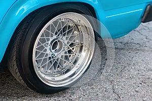 Low profile tire on multi-spoke rim