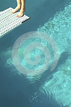 Nízký část z potápěč stojící zpět na potápění deska přes bazén 