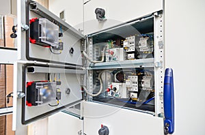 Low-voltage cabinet for power and distribution electricity
