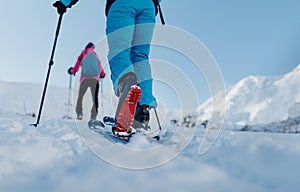 Nízky úsek skialpinistického páru na turistike v Nízkych Tatrách na Slovensku.