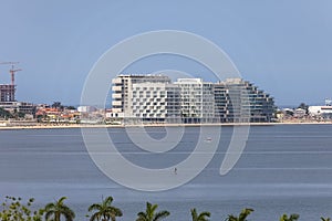 Bahía edificios a edificios sobre el isla, 