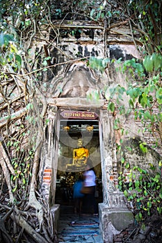 Luang Pho Nil Manee = The Black Jewel Buddha
