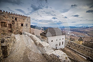 Ľubovniansky hrad týčiaci sa nad mestom Stará Ľubovňa