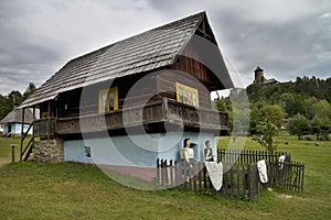 Skanzen ve Staré Ľubovni na Slovensku: Život na vesnici v minulosti přibližuje návštěvníkům lidové muzeum