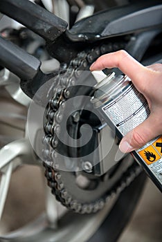 Lubricating motorcycle chain with chain spray grease