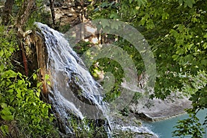 Obec Lucky, Lučanský vodopád, Slovensko: Vodopád je vysoký 12 metrov, kaskádovito padá z okraja travertínu