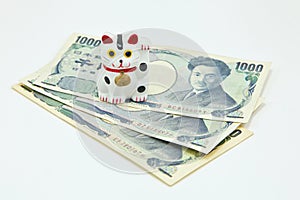 Lucky cat on Japanese Yen banknotes