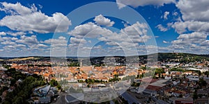 Luftansicht von Amberg in der Oberpfalz, blauer Himmel mit Wolekn, Sonnenschein
